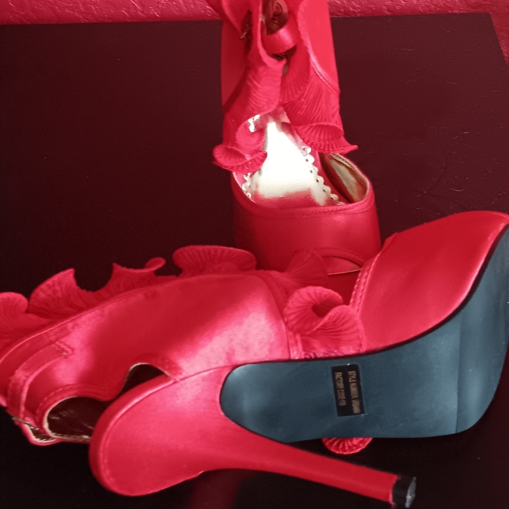 Elegant Red Ruffle Heels - Picture 3 of 3